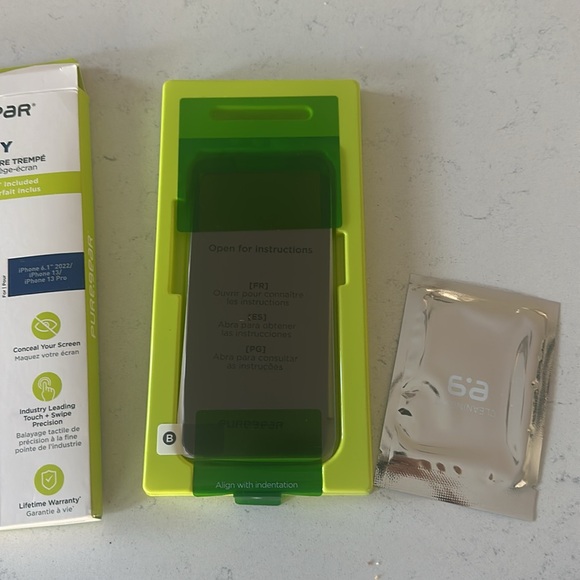 Puregear-Privacy tempered glass screen protector for iPhone 13/iPhone 13 Pro - Picture 4 of 5